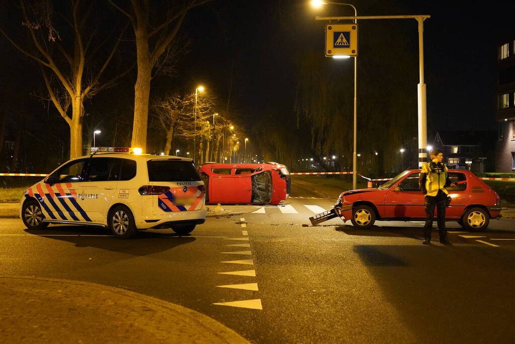 Auto slaat over de kop na botsing