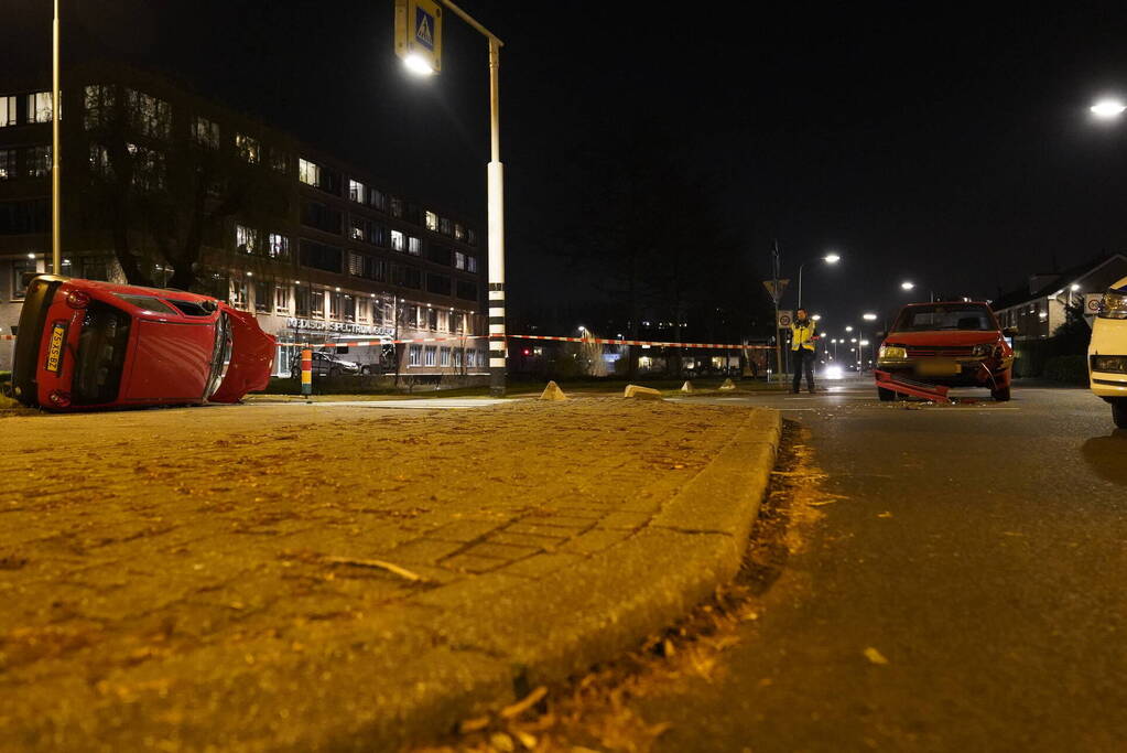 Auto slaat over de kop na botsing