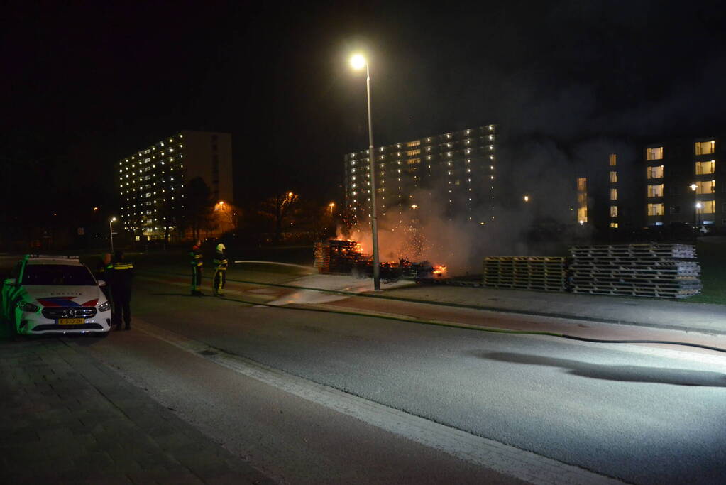 Stapel pallets gaat in vlammen op