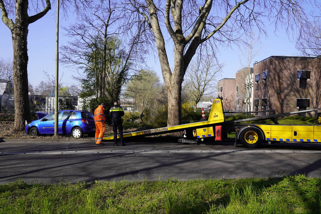 Auto raakt van de weg en botst tegen boom