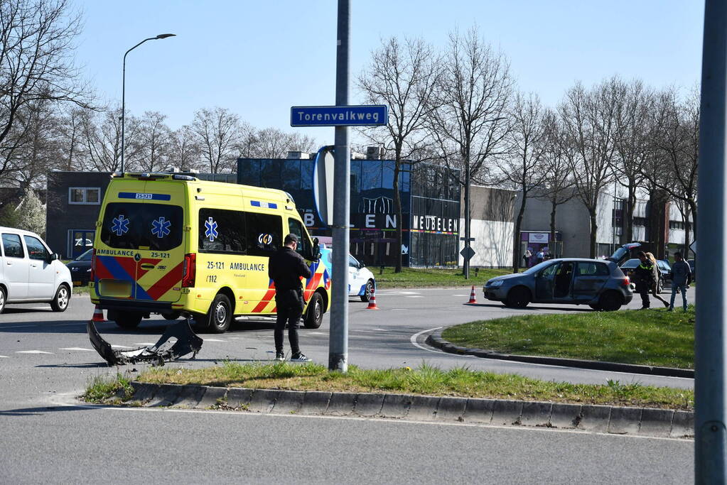 Veel schade bij ongeval tussen twee auto's