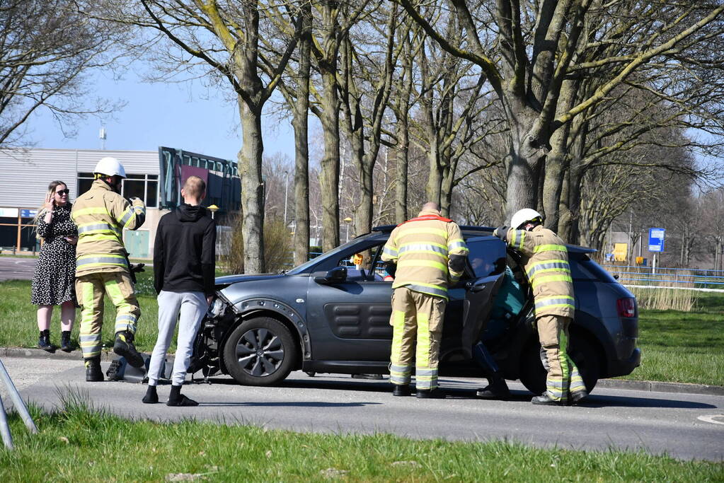 Veel schade bij ongeval tussen twee auto's
