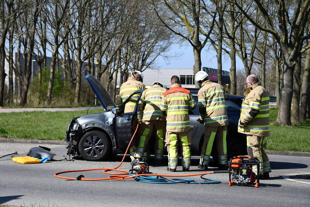 Veel schade bij ongeval tussen twee auto's