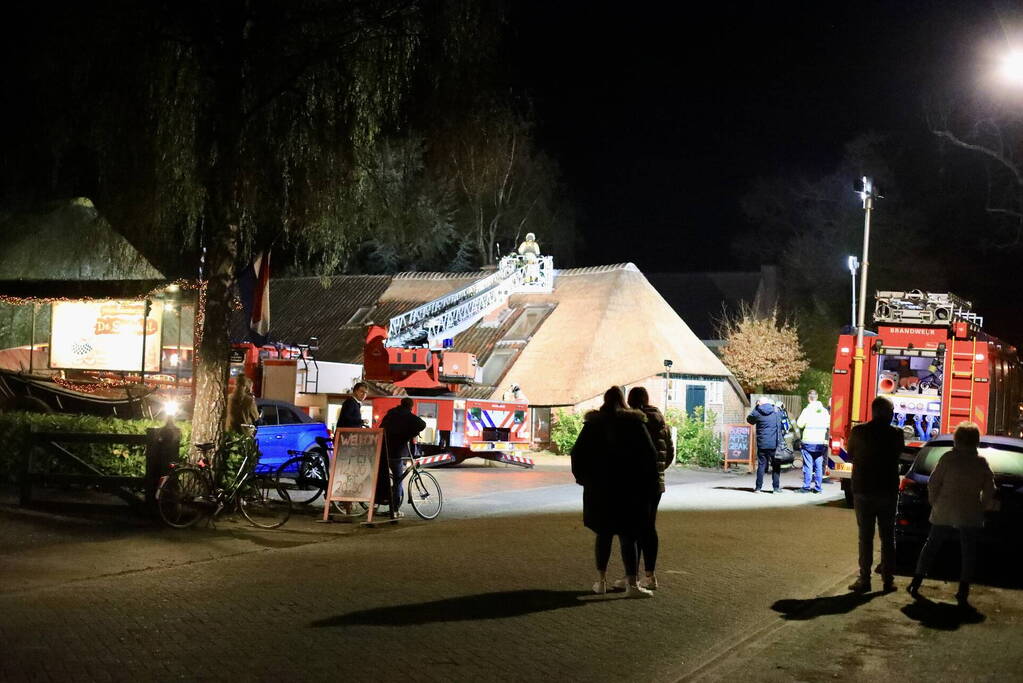 Schoorsteenbrand in woonboerderij met rieten dak
