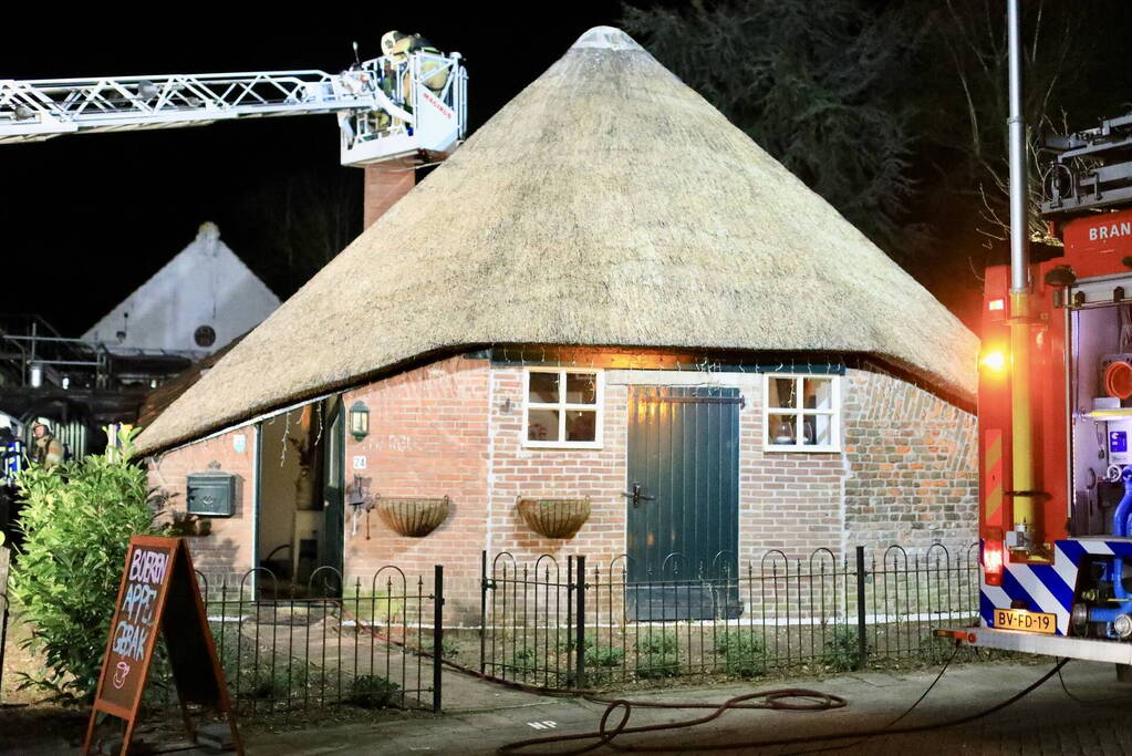 Schoorsteenbrand in woonboerderij met rieten dak