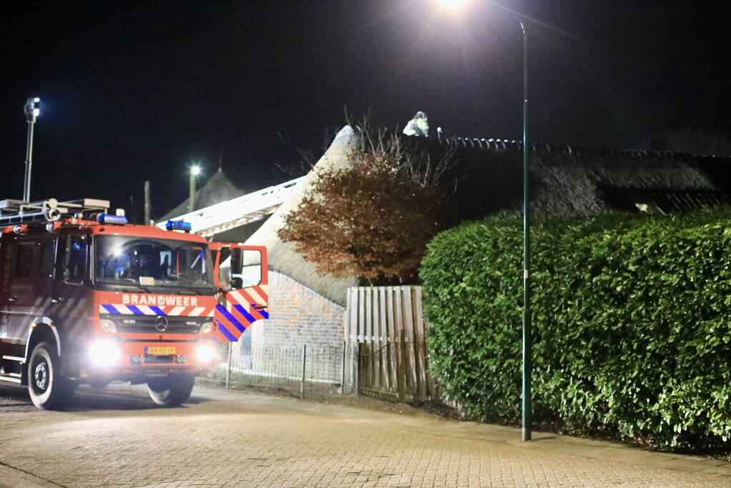 Schoorsteenbrand in woonboerderij met rieten dak