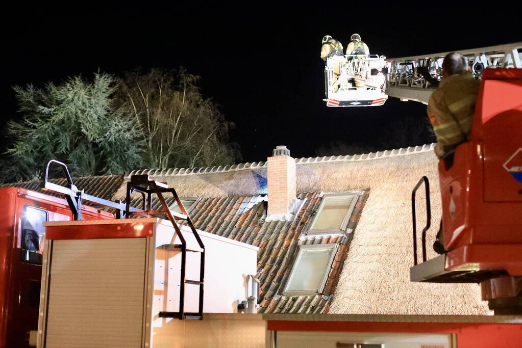 Schoorsteenbrand in woonboerderij met rieten dak