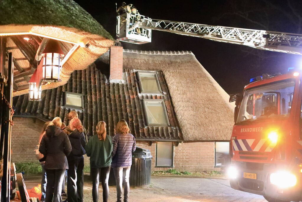 Schoorsteenbrand in woonboerderij met rieten dak