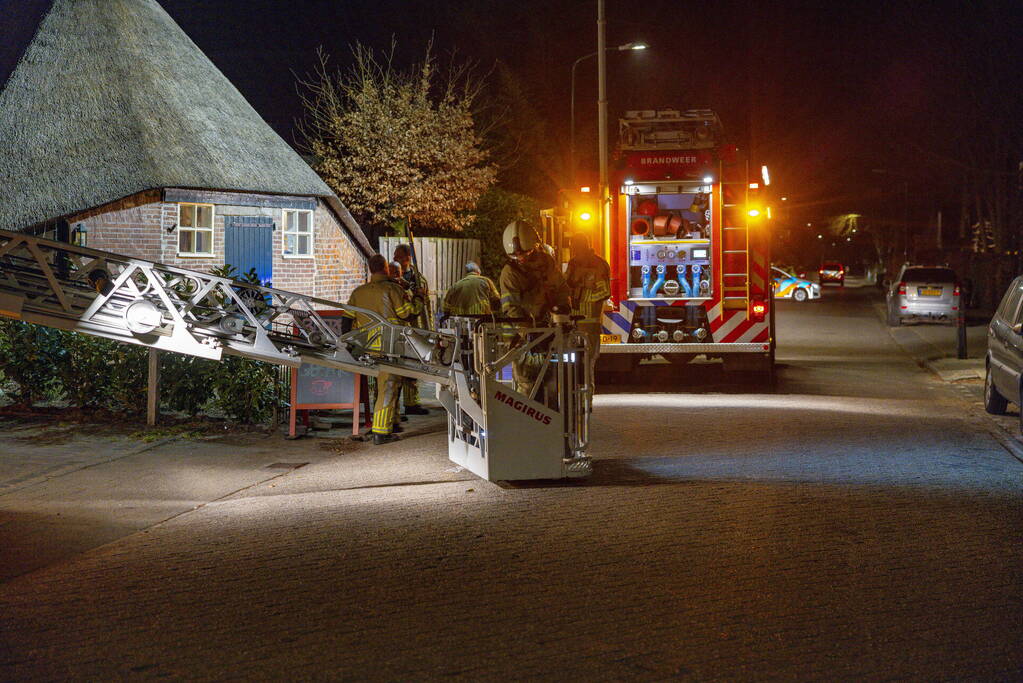 Schoorsteenbrand in woonboerderij met rieten dak