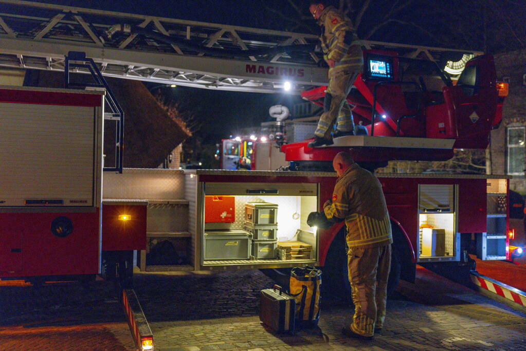 Schoorsteenbrand in woonboerderij met rieten dak