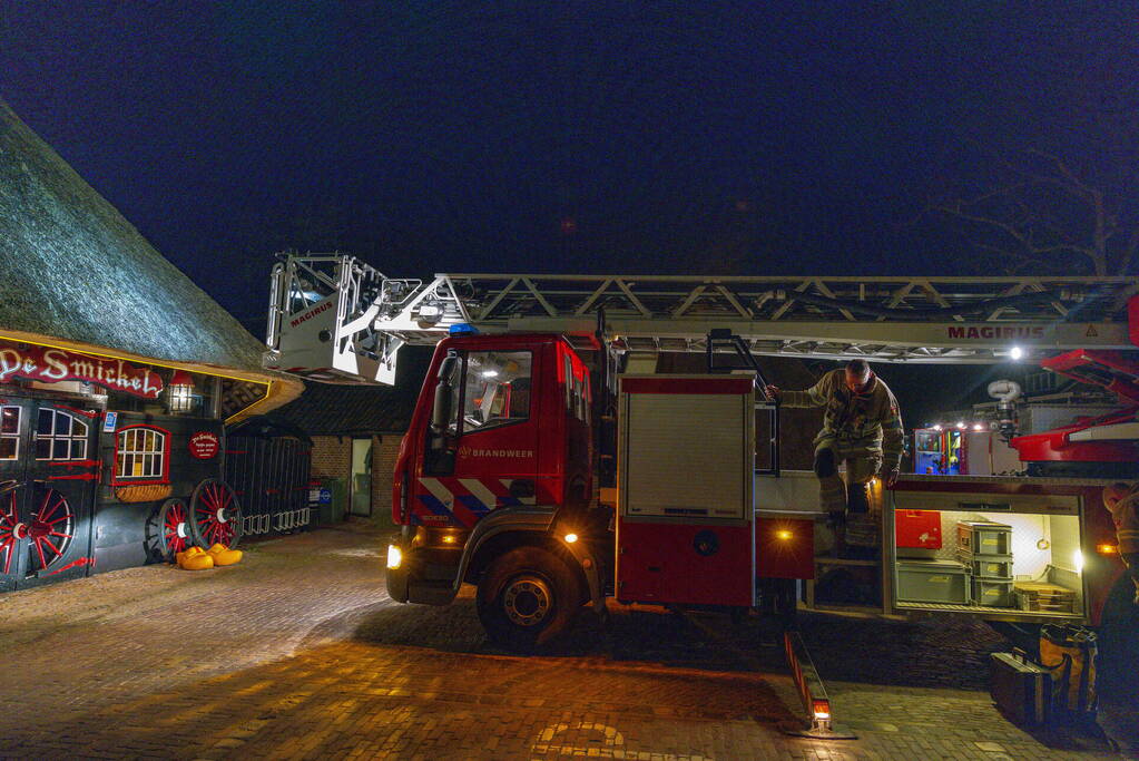 Schoorsteenbrand in woonboerderij met rieten dak
