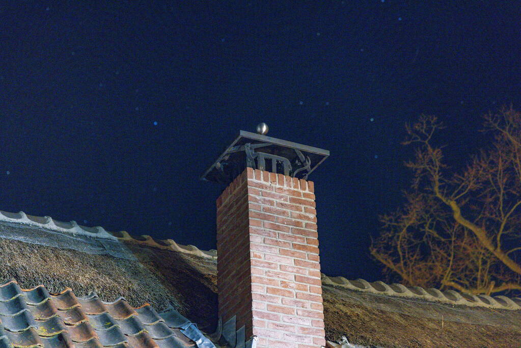 Schoorsteenbrand in woonboerderij met rieten dak