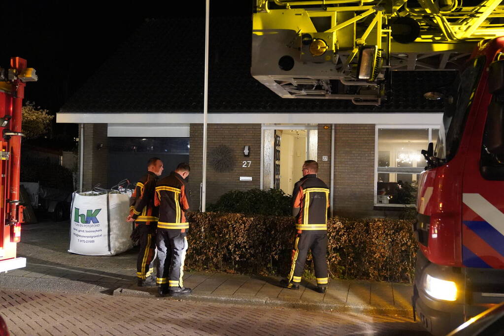 Brandweer haalt oven uit woning