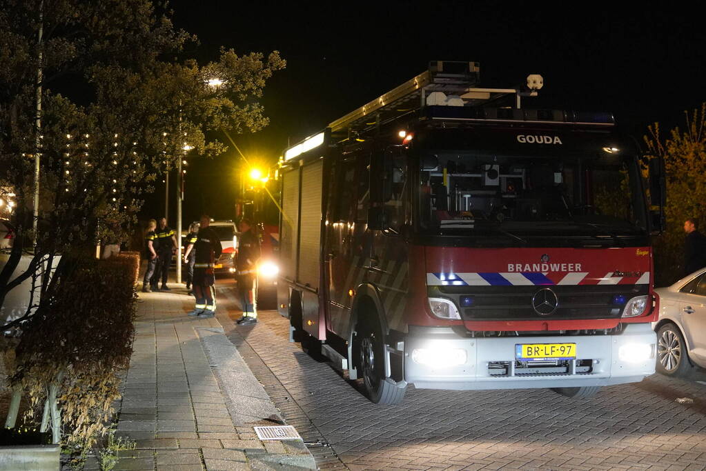 Brandweer haalt oven uit woning