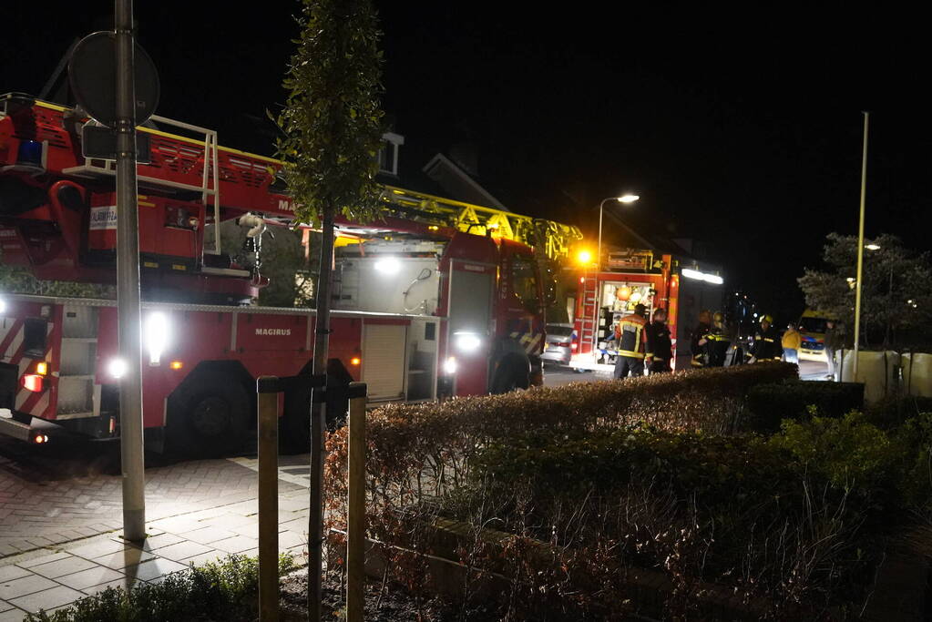 Brandweer haalt oven uit woning