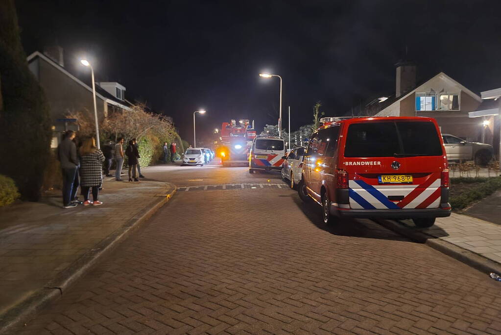 Brandweer haalt oven uit woning