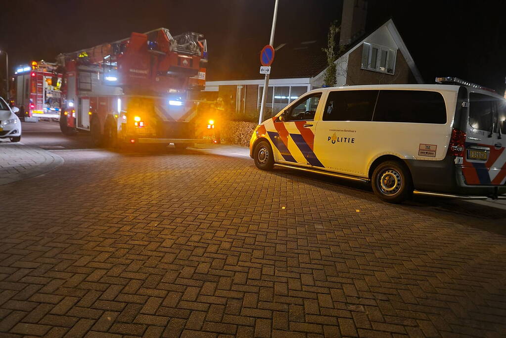 Brandweer haalt oven uit woning