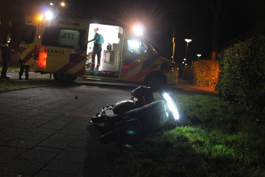 Twee personen gaan onderuit met Go Sharing-deelscooter