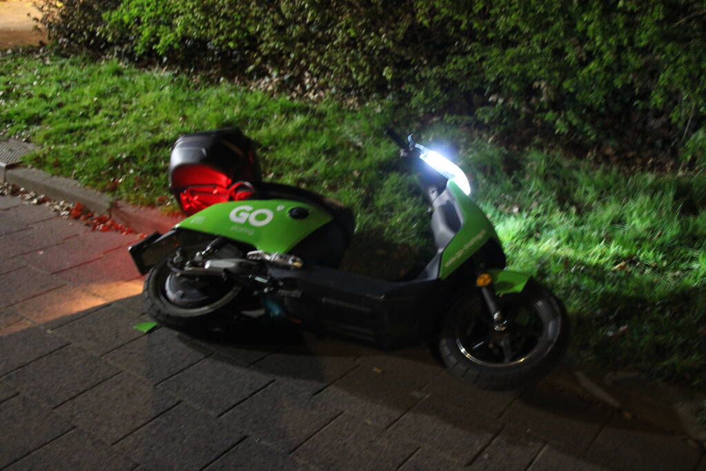 Twee personen gaan onderuit met Go Sharing-deelscooter