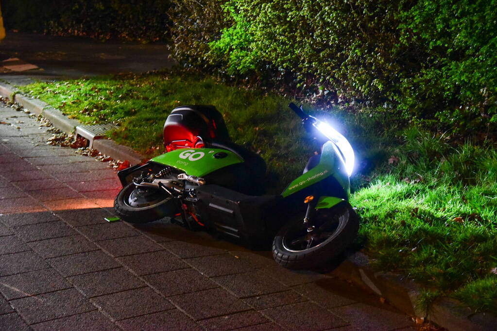 Twee personen gaan onderuit met Go Sharing-deelscooter