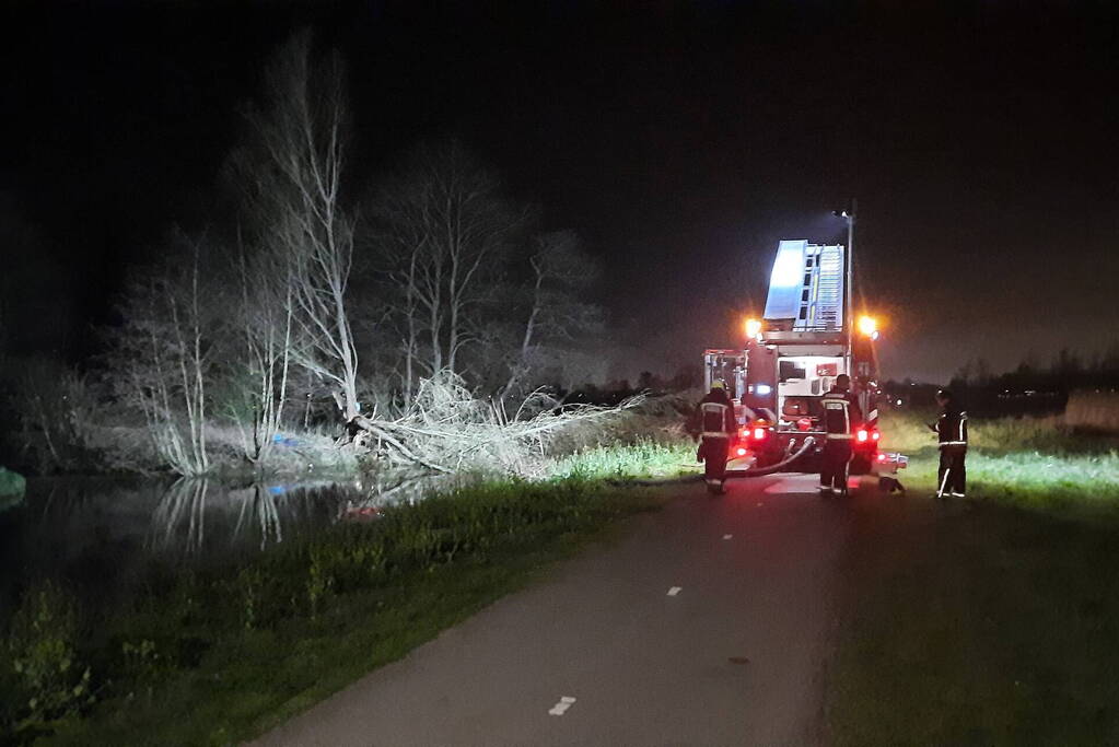 Brandweer blust brandende schuur