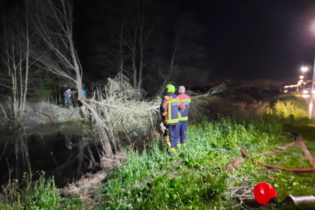 Brandweer blust brandende schuur