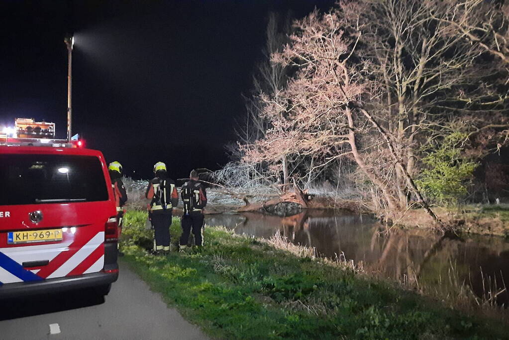Brandweer blust brandende schuur