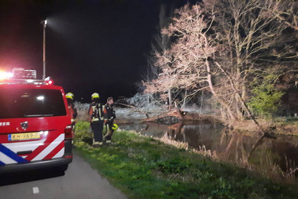 Brandweer blust brandende schuur