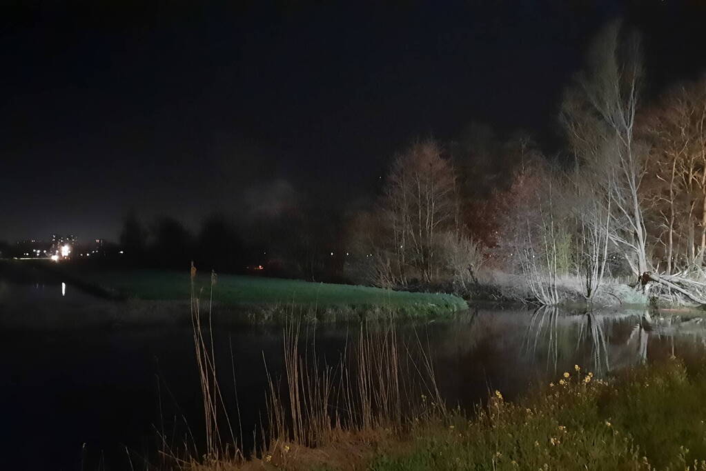 Brandweer blust brandende schuur