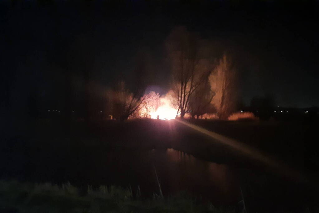 Brandweer blust brandende schuur