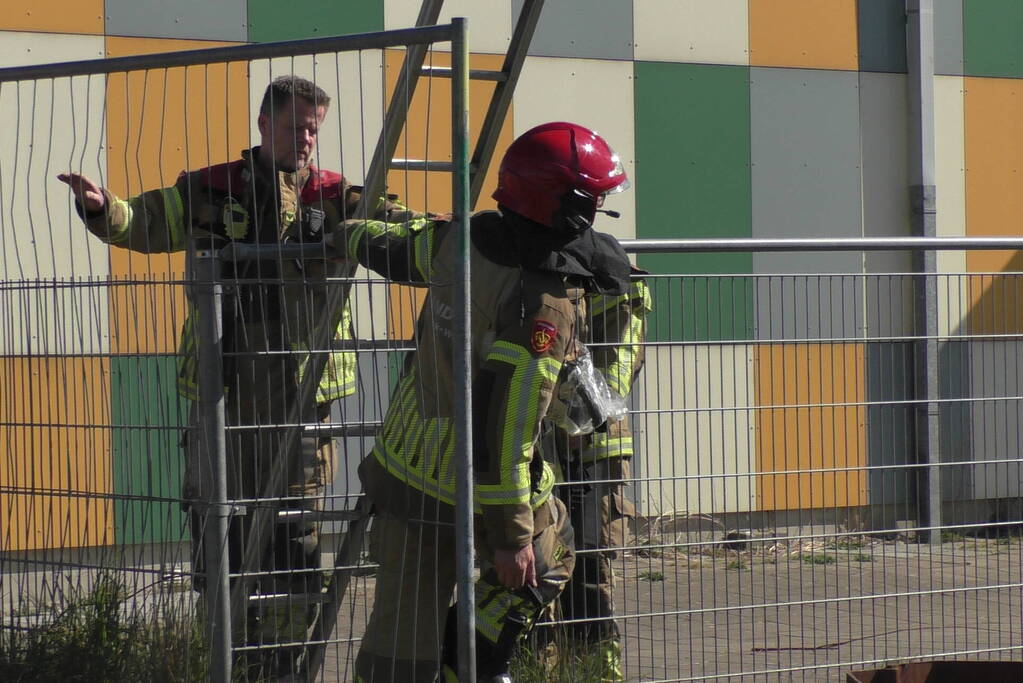 Brandweer blust brand in stukken pallets