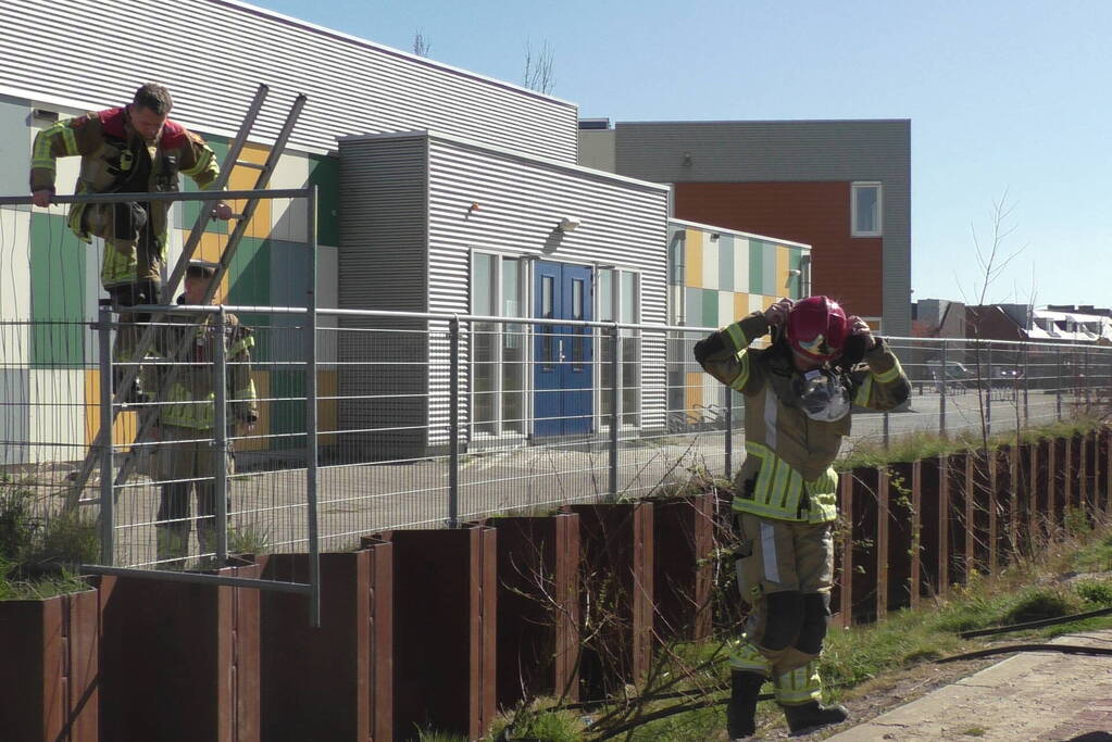 Brandweer blust brand in stukken pallets