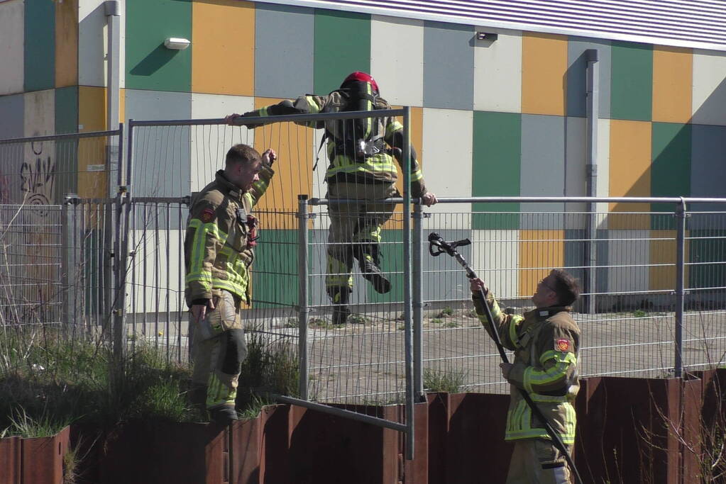 Brandweer blust brand in stukken pallets