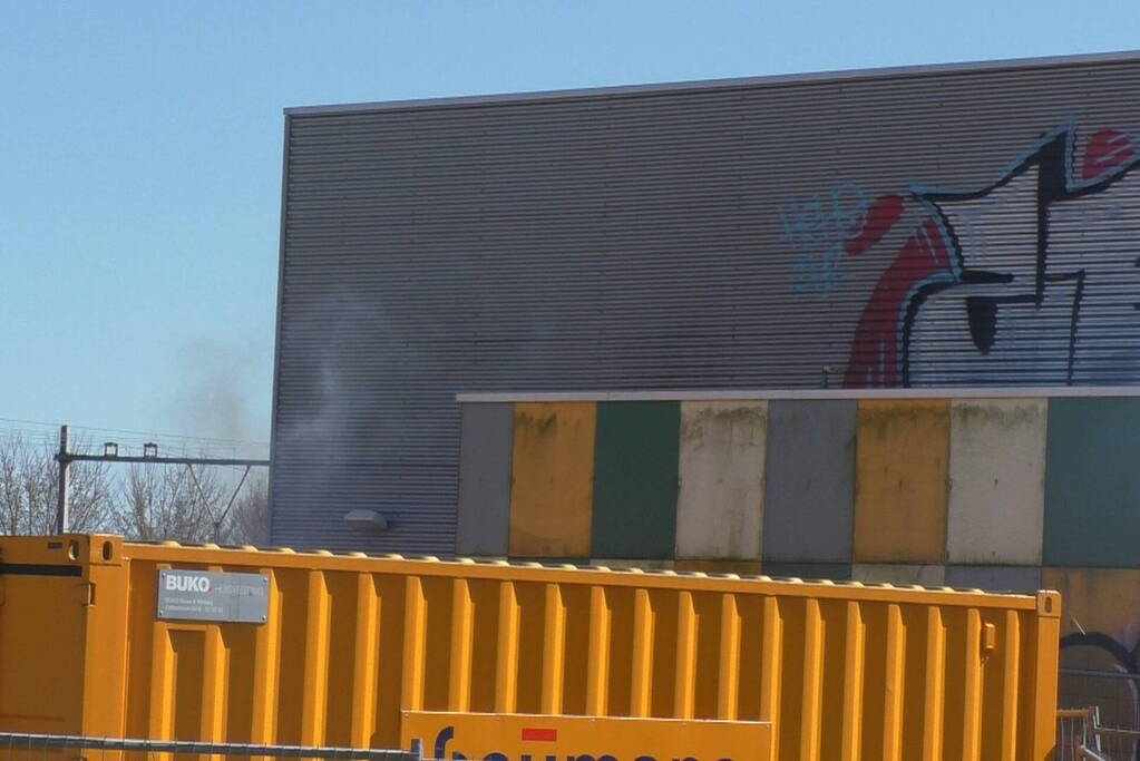 Brandweer blust brand in stukken pallets