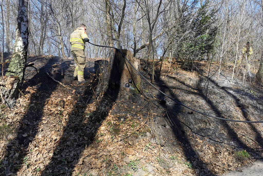 Brandweer blust brand in bosperceel