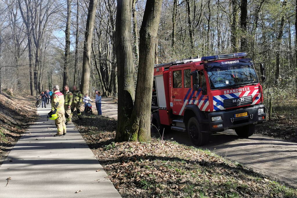 Brandweer blust brand in bosperceel