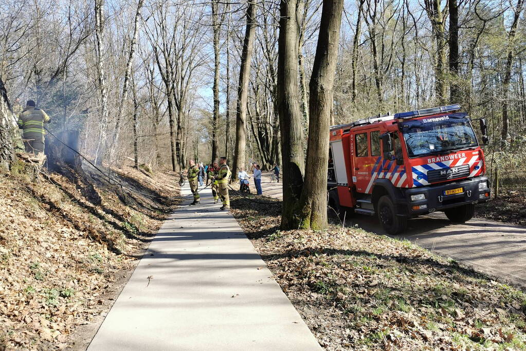 Brandweer blust brand in bosperceel