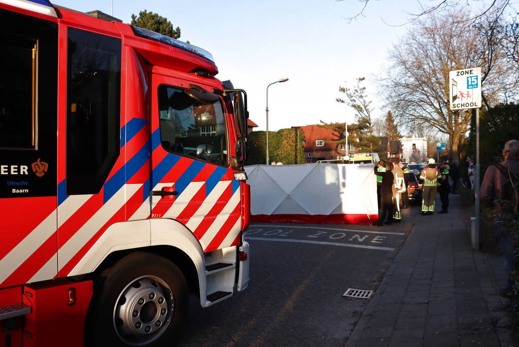 Auto belandt op zijn kant