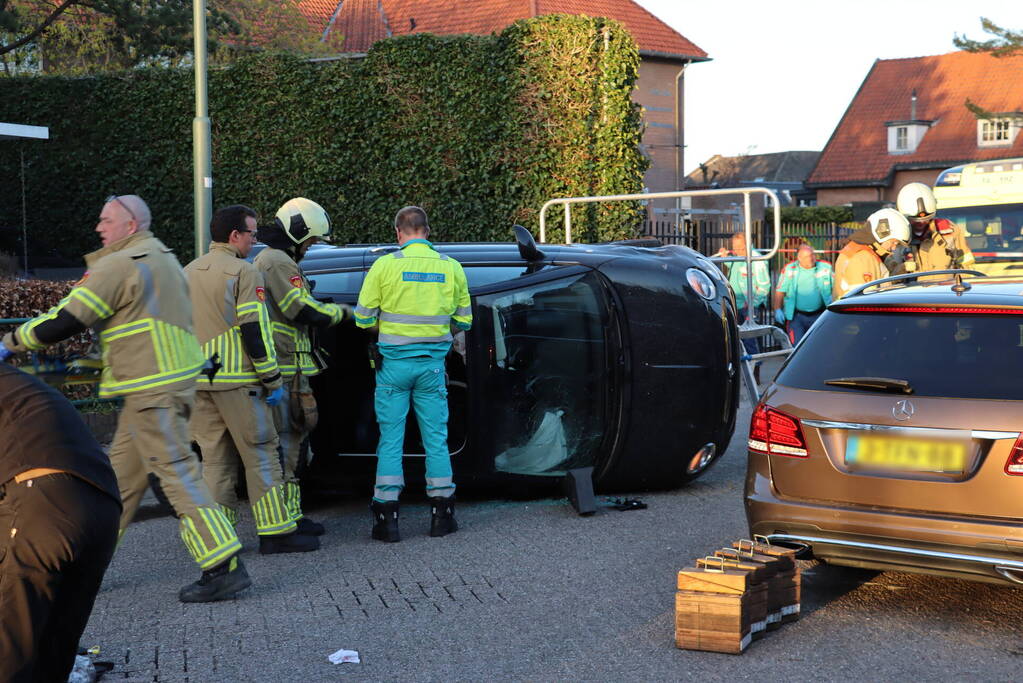 Auto belandt op zijn kant
