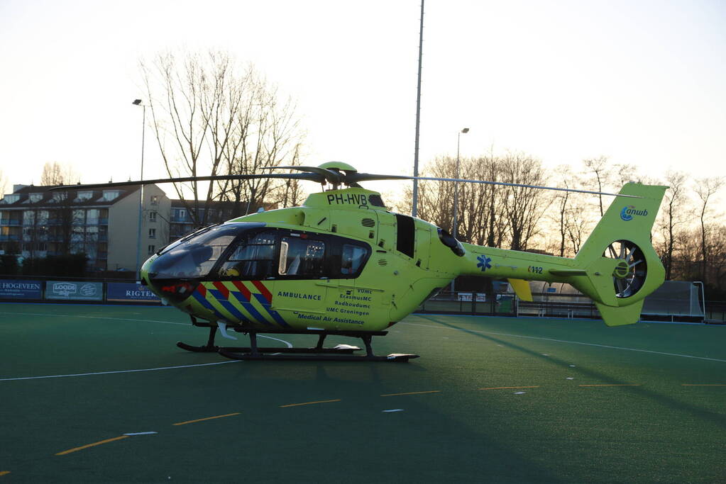 Auto belandt op zijn kant