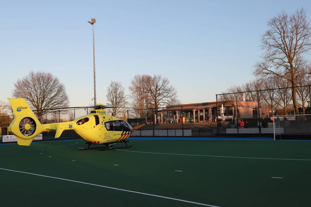 Auto belandt op zijn kant
