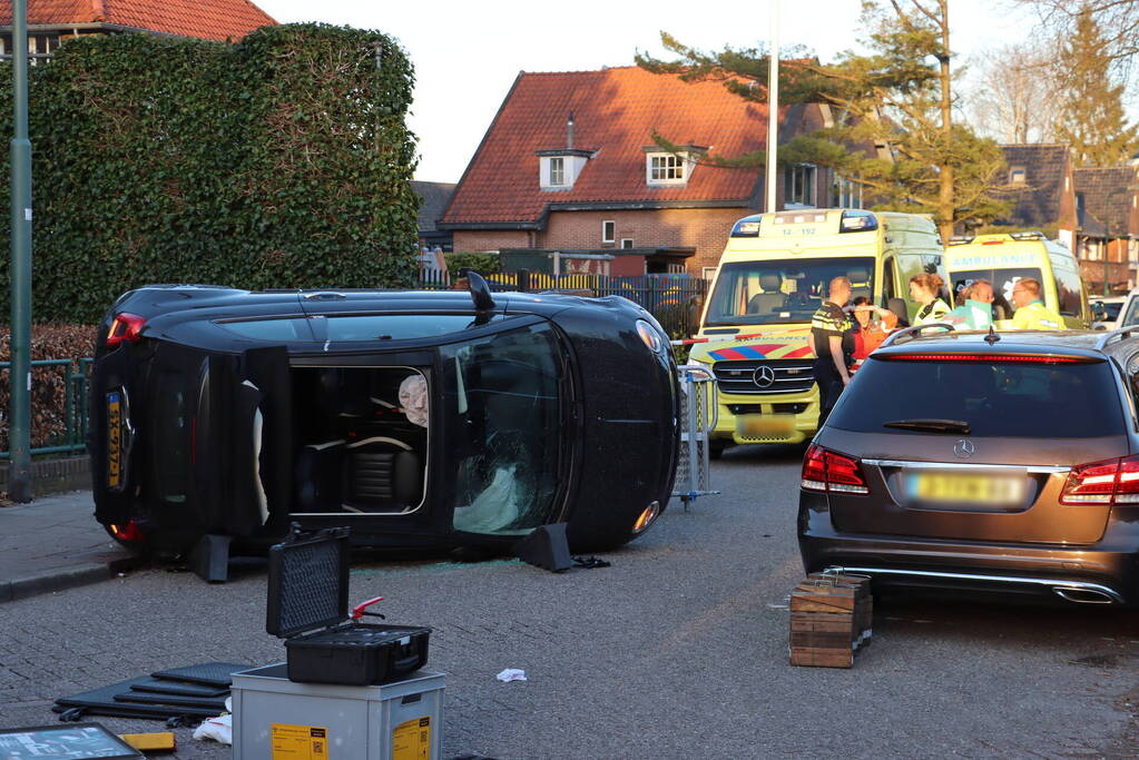 Auto belandt op zijn kant