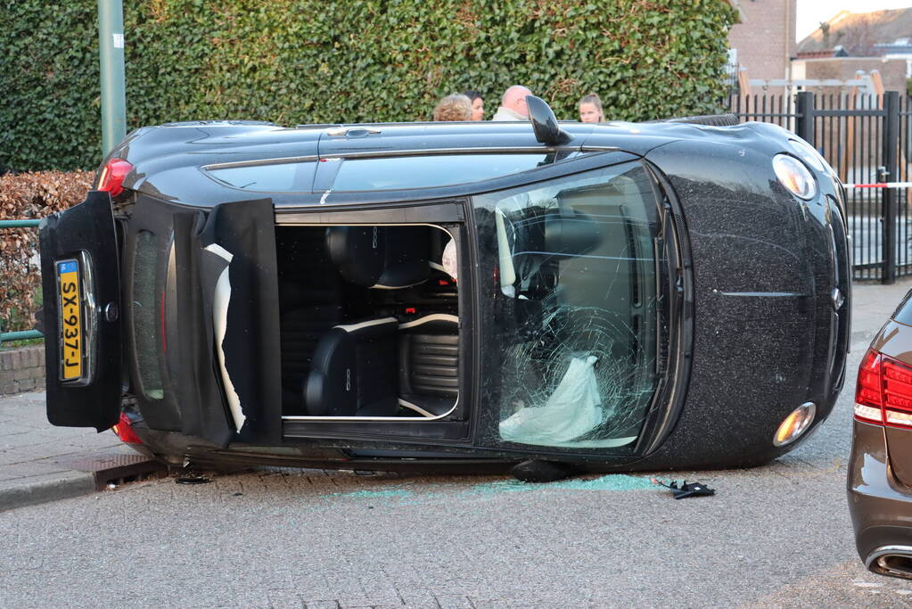 Auto belandt op zijn kant