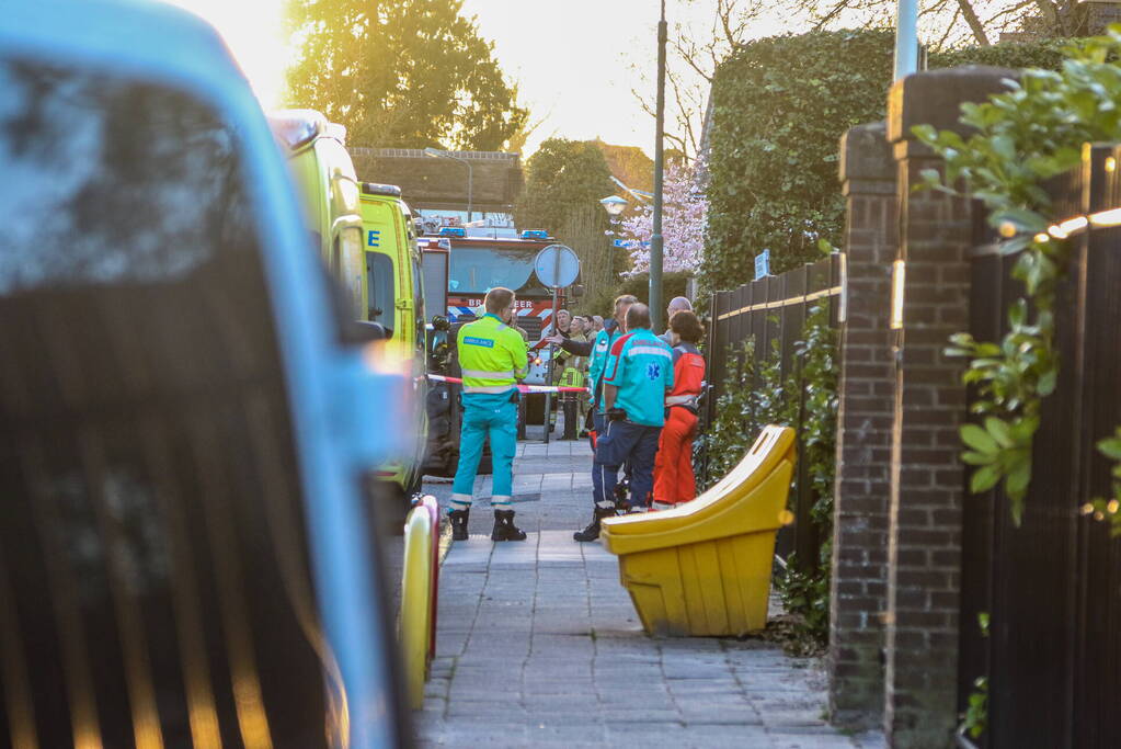 Auto belandt op zijn kant