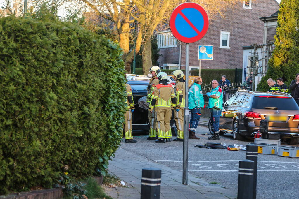 Auto belandt op zijn kant