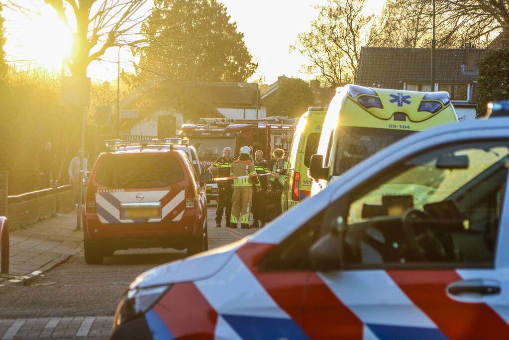 Auto belandt op zijn kant