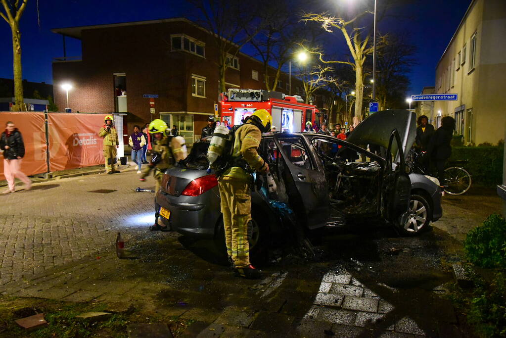 Auto brandt volledig uit