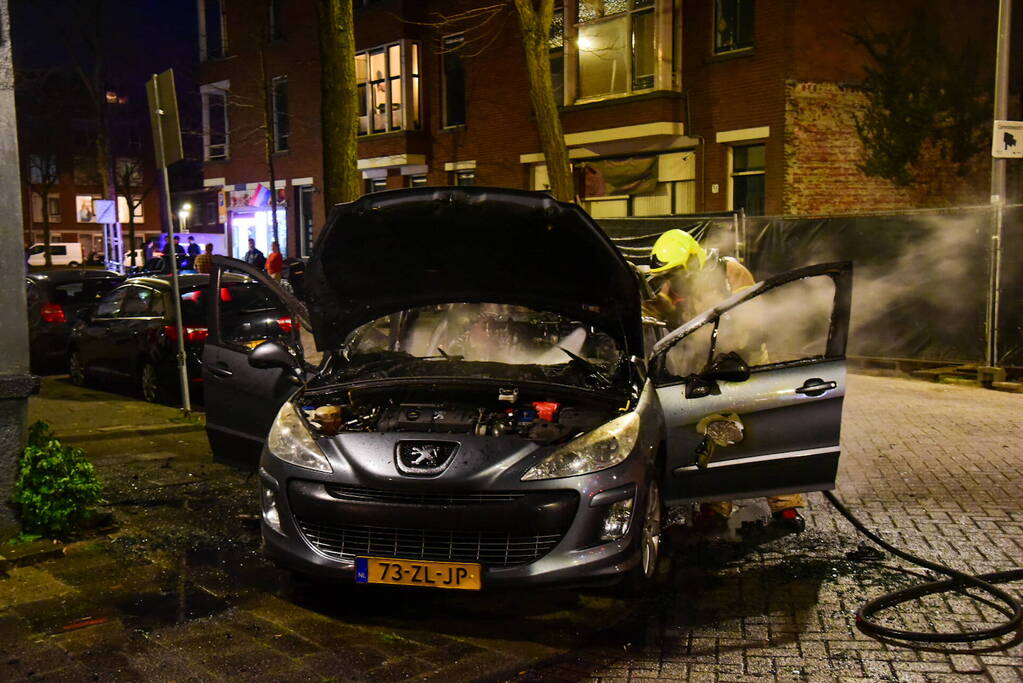 Auto brandt volledig uit