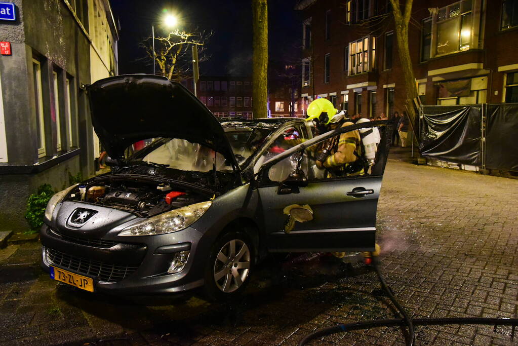 Auto brandt volledig uit