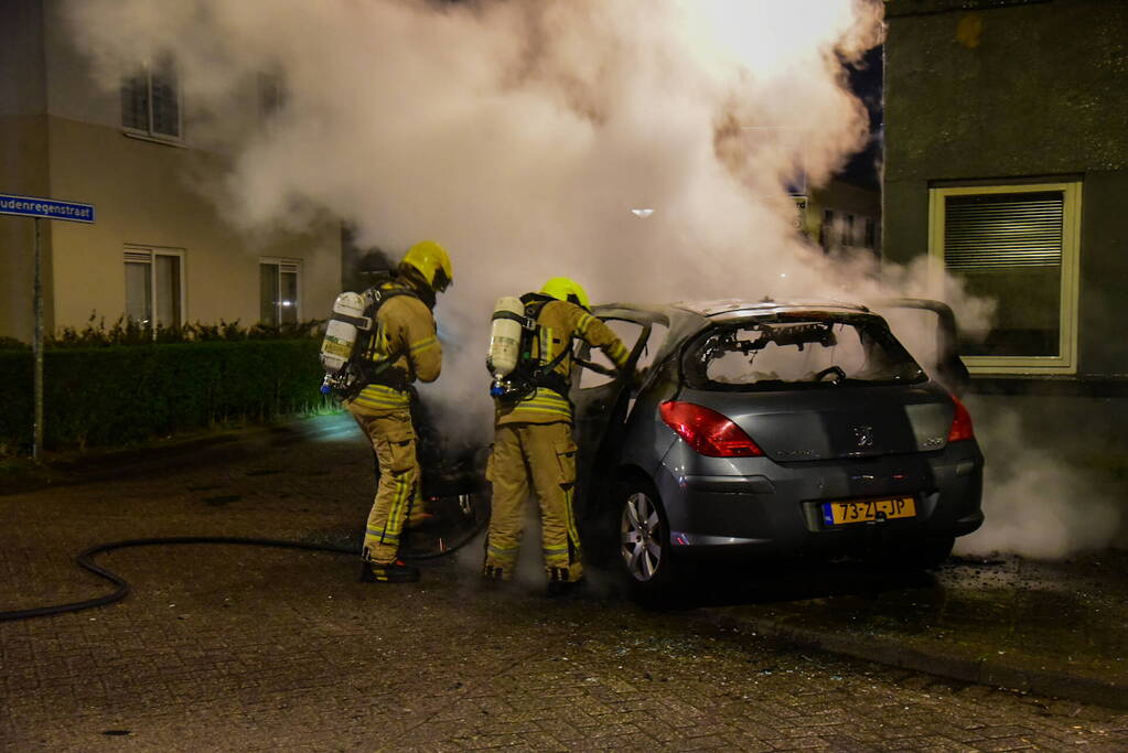 Auto brandt volledig uit